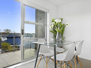 Sunny and Stylish Living & Two Covered Car Parks!