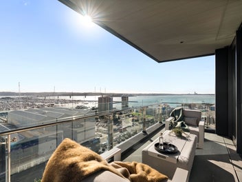 A Waterfront Residence of International Calibre