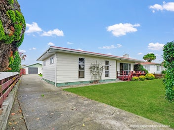 Deckside Ease on Raglan Avenue