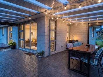 Near New Brick & Tile With Huge Section in Kamo!