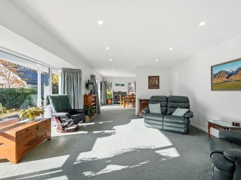 Sun-Filled Living in the Cashmere High Zone