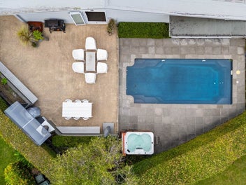 Groovy 60s Architecture with a Pool