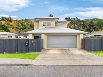 Modern Family Living in a Great Tawa Location