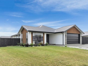 Modern Elegance on a Generous Family Section