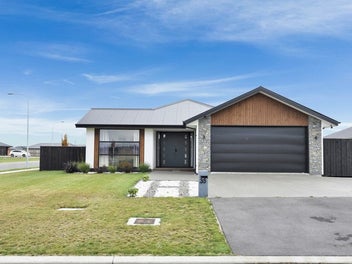 Modern Elegance on a Generous Family Section