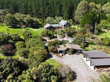 Luxury home, lake, gardens & pines