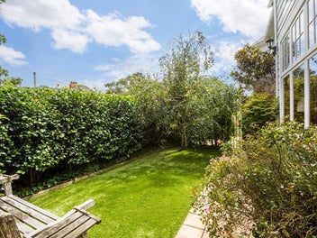 SUNNY, RARE CITY RETREAT MINUTES FROM KELBURN