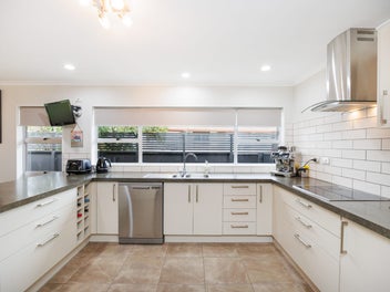Immaculate Family Living with Room for Everyone!