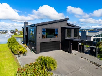 Black beauty - waterfront statement