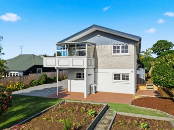Sunny, Renovated Freehold Home with Sea Views