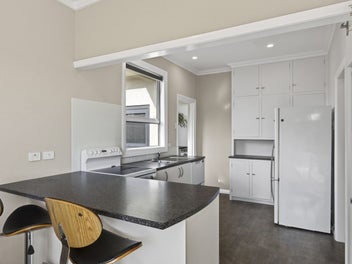 Lifestyle Living, Minutes From Town