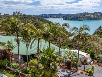 TE WAHAPU SANCTUARY: MOTIVATED OWNERS SAY SELL!