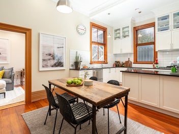 EDWARDIAN ELEGANCE, CITY-FRINGE EASE!