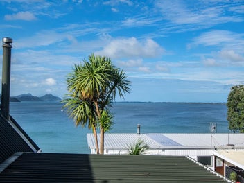 Spacious and Sunny with Harbour Views