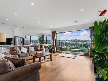 Multigenerational Marvel in Gulf Harbour!