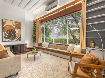 Villa with Mid-Century Twist - DGZ
