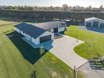Secluded lifestyle living on four hectares