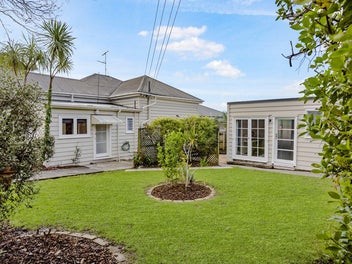 Villa in 2 Flats on Corner Site