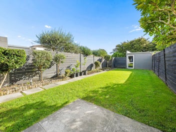 Lifestyle & Convenience in the Heart of Ellerslie
