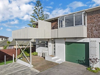 Brick & Tile Beauty - Renovated & Spacious