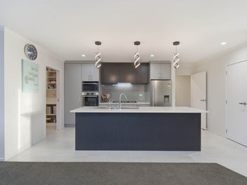 Single level Brick & Tile Family Living on 577m²