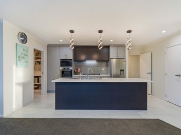 Single level Brick & Tile Family Living on 577m²