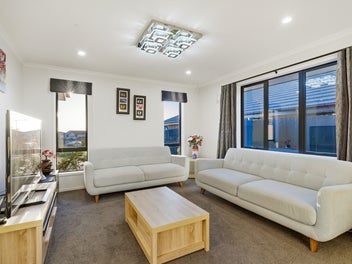 Single level Brick & Tile Family Living on 577m²