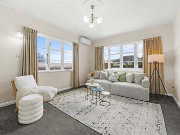 Sunlit, Sophisticated & Freehold in Meadowbank