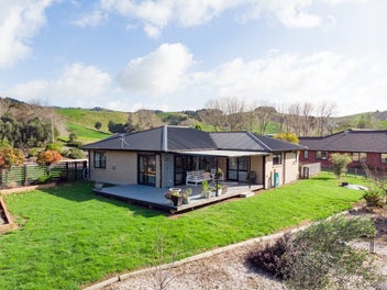 Modern Comfort + Rural Views - Sure To Impress