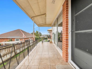 Three Bedrooms, Garage & Sky Tower Views