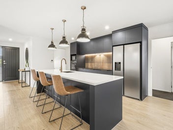 Kiwi Design & Build, 5 beds & 2 Ensuites!