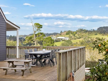 Extraordinary Family Sanctuary in the Hills!