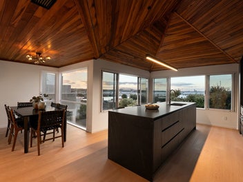 Elevated Harbourside Lifestyle