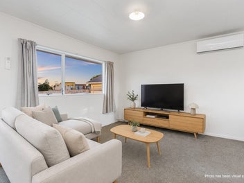 Easy Modern Living In Henderson Heights!