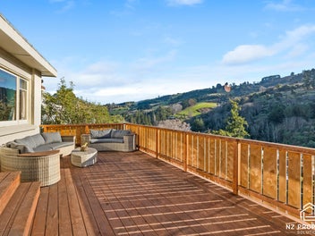 Sunny Flexible Family Living Above the Valley
