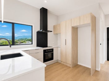 Modern, Prime Location + Seaviews!