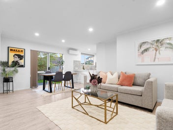 Brick Beauty - 5 Beds, Move Straight In