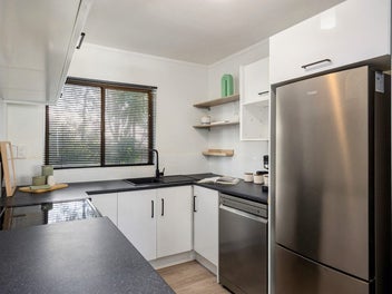 Stylish, Sun-Filled & Exceptionally Convenient