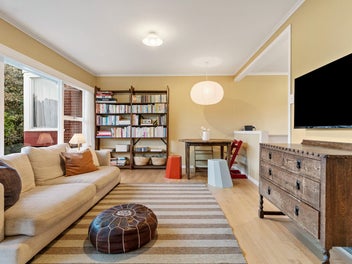MODERN SINGLE-LEVEL & MOVE IN READY!