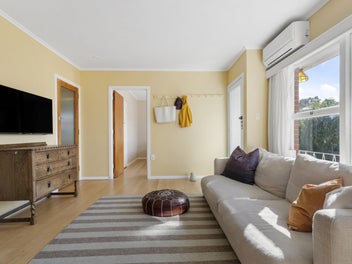 MODERN SINGLE-LEVEL & MOVE IN READY!