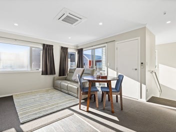 Easy-care townhouse, investment appeal!