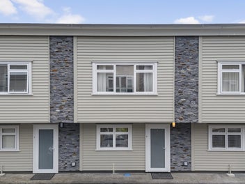 EASY LIVING, CONVENIENT LOCATION!
