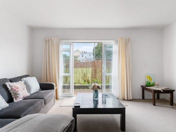 EASY LIVING, CONVENIENT LOCATION!