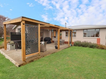 Lifestyle Living on 5 Acres!