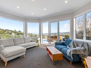 FAMILY LIVING WITH STUNNING VIEWS & SPACE
