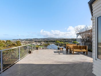 FAMILY LIVING WITH STUNNING VIEWS & SPACE
