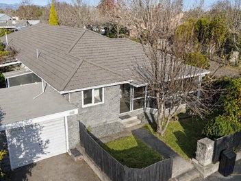 Prime Ilam Location - Versatile Property!