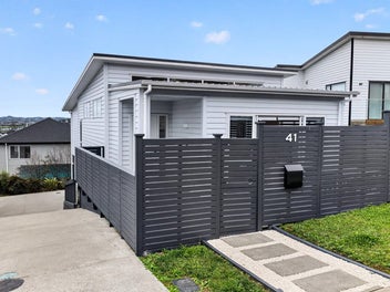 Sunny, Easy-Care Living in the Heart of Orewa