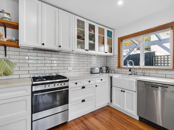 Modernised Interior - Idyllic Backdrop!