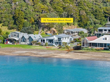 Beach Front - Tutukaka Harbour!